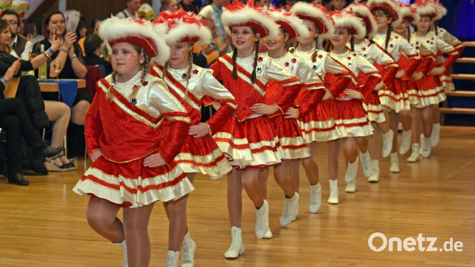 Die Kindergarde bei ihrem Marsch. Bild: gb