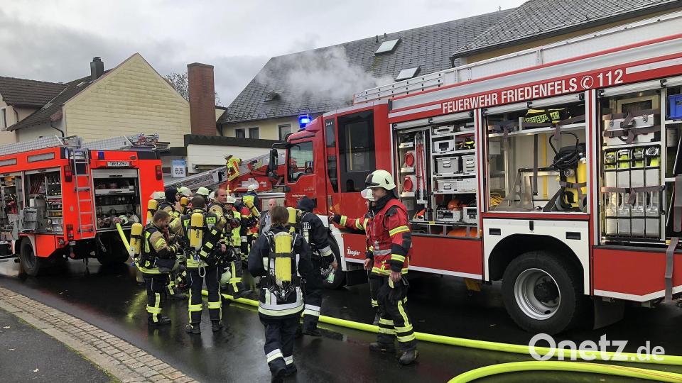 Einer von 440 Brandeinsätzen der Landkreis-Feuerwehren im Jahr 2022: Bei einem Feuer in Friedenfels mussten zwei Personen aus der Wohnung geholt werden. Archivbild: wro