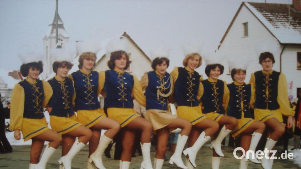 Die Faschingsprinzen Blau-Gelb hält die über 70-jährige Tradition des Schnaittenbacher Faschingszugs mit anschließender Straßenparty hoch. Auf dem Bild zeigt die Faschingsgarde von 1979. Archivbild: Faschingsgesellschaft Schnaittenbach/exb