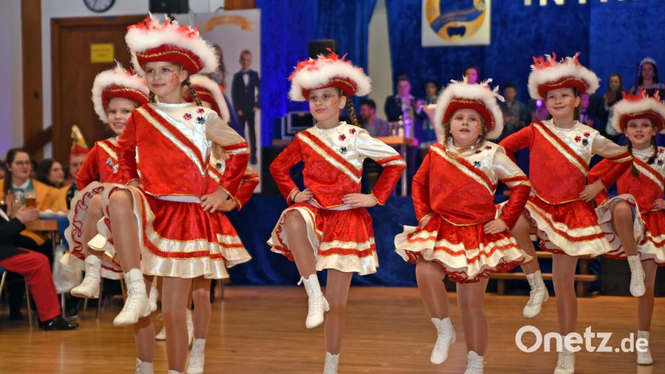 Die Kindergarde bei ihrem Marsch. Bild: gb