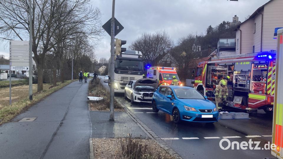 Die Hauptstraße in Rosenberg war für etwa zwei Stunden nur noch einspurig befahrbar, Bild: Polizei Sulzbach-Rosenberg