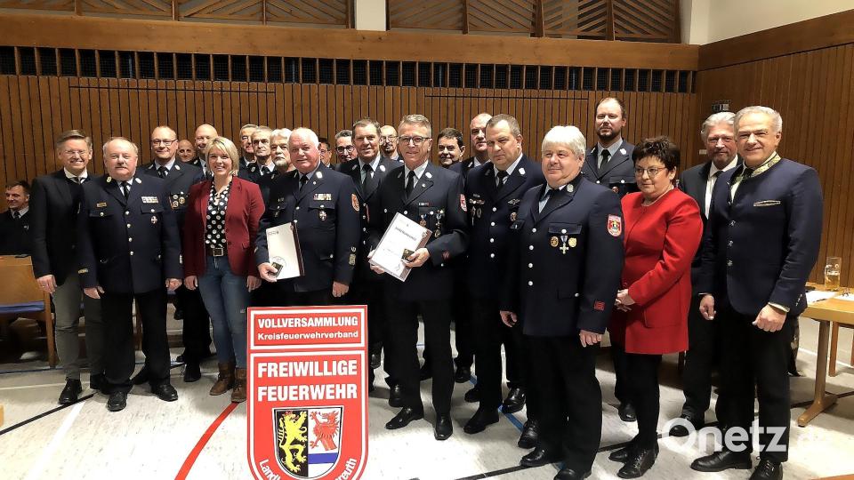 Im Mittelpunkt der Vollversammlung standen die Ehrungen durch den Kreis- und Landesfeuerwehrverband. Die Auszeichnungen überreichte Kreisbrandrat Andreas Wührl (Zweiter von links). Bild: wro