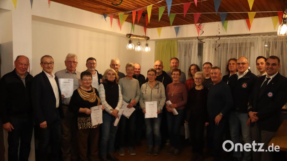 Für 30, 35, 40, 45 und 50 Jahren Treue ehrt die Wasserwacht Vilstal-Kümmersbruck einige Mitglieder. Ihnen gratulieren die Bürgermeister Roland Strehl und Erwin Geitner (von links) sowie Kreisvorsitzender Michael Schmid (Dritter von rechts) und Vorsitzender Jens Günther (rechts). Bild: mrr