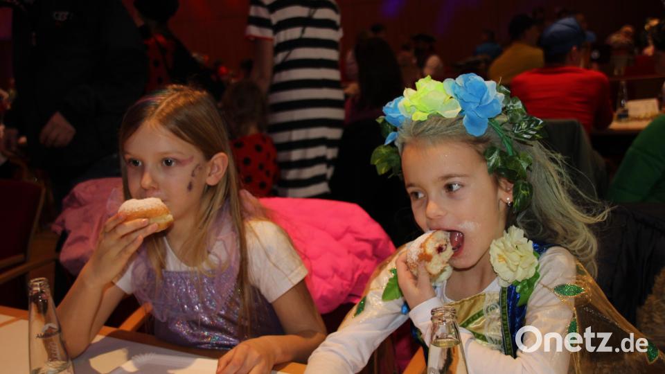 Faschingskrapfen erfreuen sich bei Jung und Alt großer Beliebtheit, was sich auch beim Kinderfasching der Narrhalla Rot-Gelb und des Amberger Congress Marketing im ACC zeigte. Bild: ads