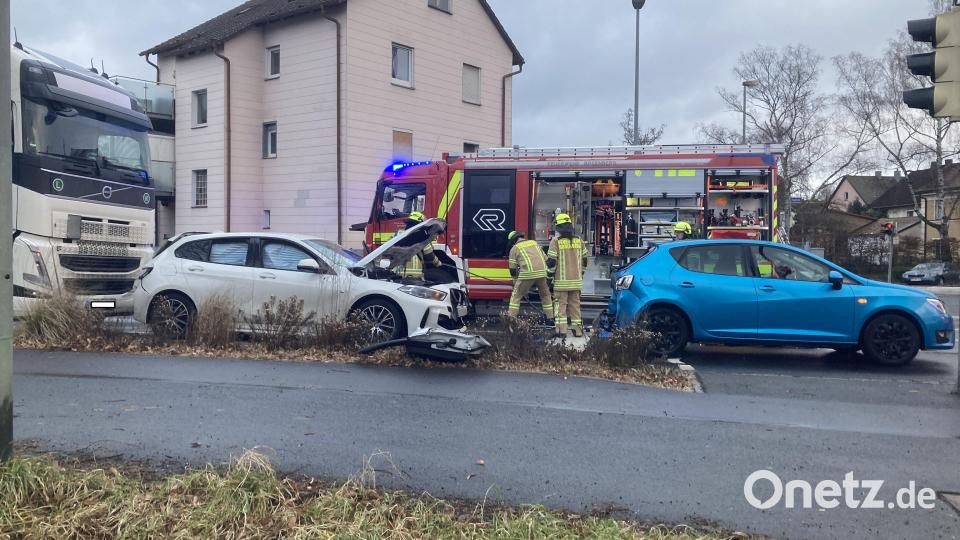 Der Lastwagen hatte den BMW auf den Seat geschoben. Bild: Polizei Sulzbach-Rosenberg