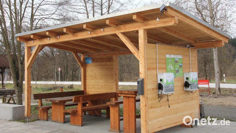 Der vom Amt für integrierte Ländliche Entwicklung (ILE) geförderte Fahrrad-Pavillon mit Strom, Ladestation und Schlauchautomat bietet die 
Möglichkeit zum Rasten und Aufladen der E-Bikes. Bild: Fröhlich/exb
