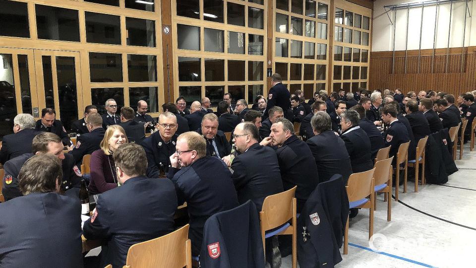 Der Feuerwehr Kreisverband hatte zur Vollversammlung nach Fuchsmühl eingeladen. Der Aufforderung folgten die Wehren nahezu geschlossen. Bild: wro