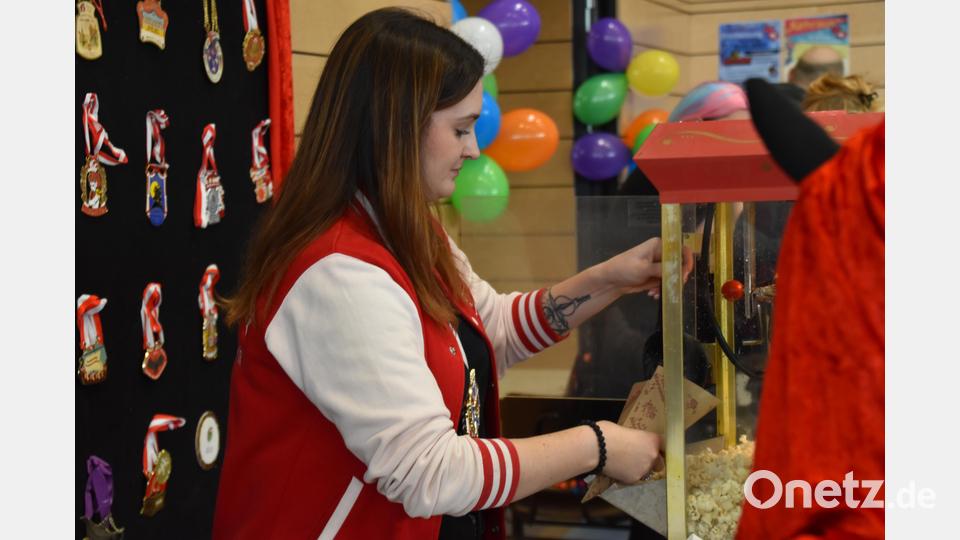 Frisches Popcorn aus der Popcornmaschine Bild: wrm