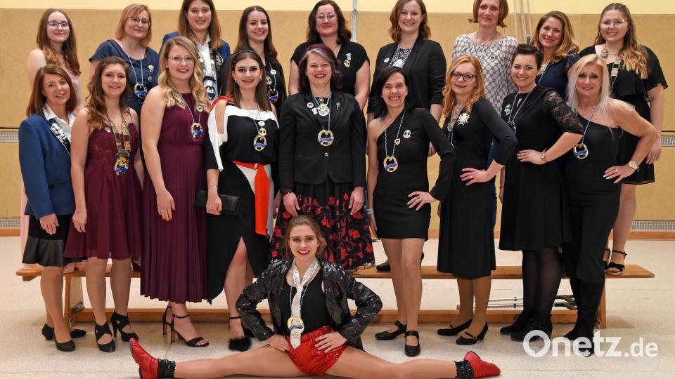 &quot;Ohne euer Engagement wäre diese Veranstaltung mit diesen tollen Auftritten nicht möglich&quot;, lobten die Präsidentinnen Lisa Gebert und Jennifer Bäumler die 20 Trainerinnen der Faschingsgesellschaft Plößberg. Bild: gb