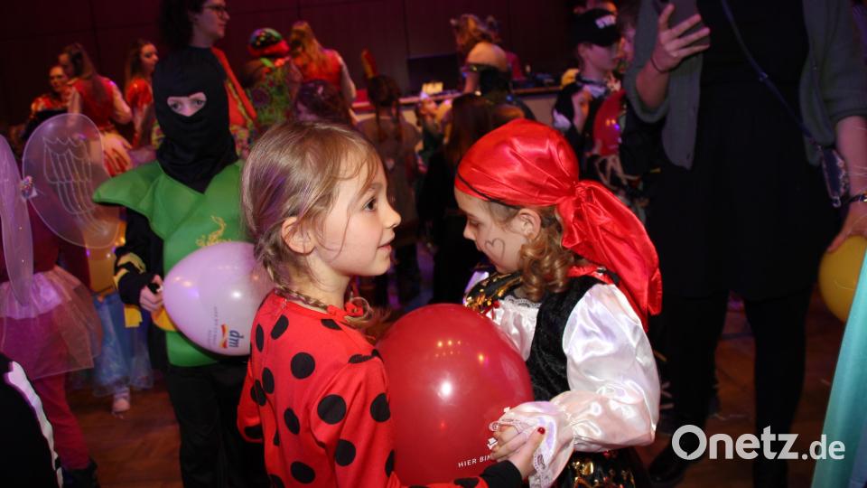 Der Luftballontanz kam bei den kleinen Gästen des Kinderfaschings der Narrhalla Rot-Gelb und des Amberger Congress Marketing bestens an. Bild: ads
