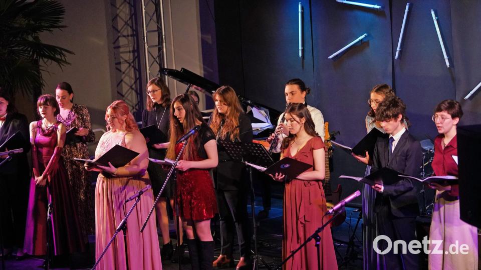 Unter der Leitung von Konzertsängerin und Musiklehrerin Manuela Falk gestalteten aktive und ehemalige Schüler der FOS/BOS ein bezauberndes Winterweihnachtskonzert. Bild: Lüftl