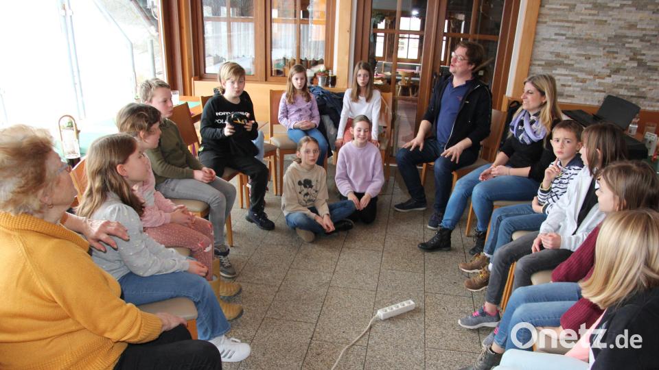Auch für Kinder gab es einen Chortag. Moritz Metzner (hinten, rechts) machte mit ihnen intensive Singübungen. Bild: kro