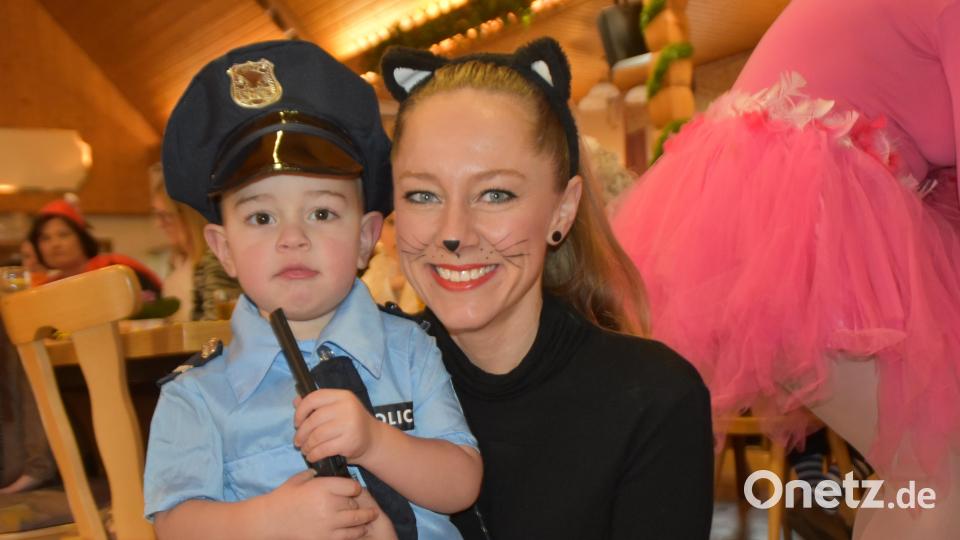 Paul Lenk (2) kam als Polizist, weil sein Vater Ernst Lenk, der Schirmitzer Bürgermeister auch Polizist ist. Bild: hcz