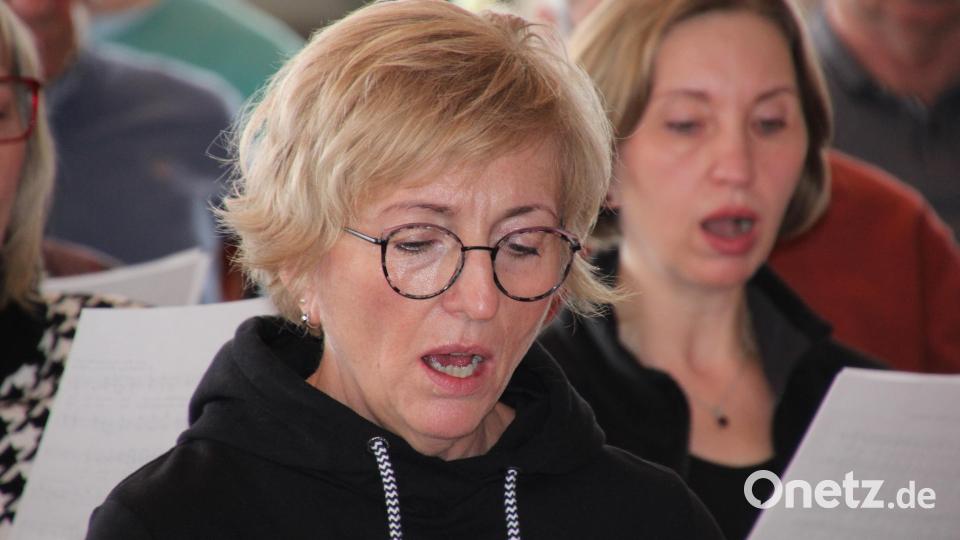 Renate Burger aus Tirschenreuth war zum ersten Mal dabei, ihr machte das Singen großen Spaß. Bild: kro