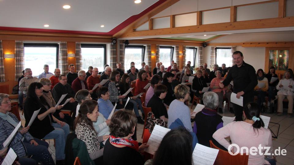 Beim Chortag in Großbüchlberg waren 75 Sänger und Sängerinnen aus 18 Chören. Musikpädagoge Timm Wisura (stehend) war der Leiter. Bild: kro