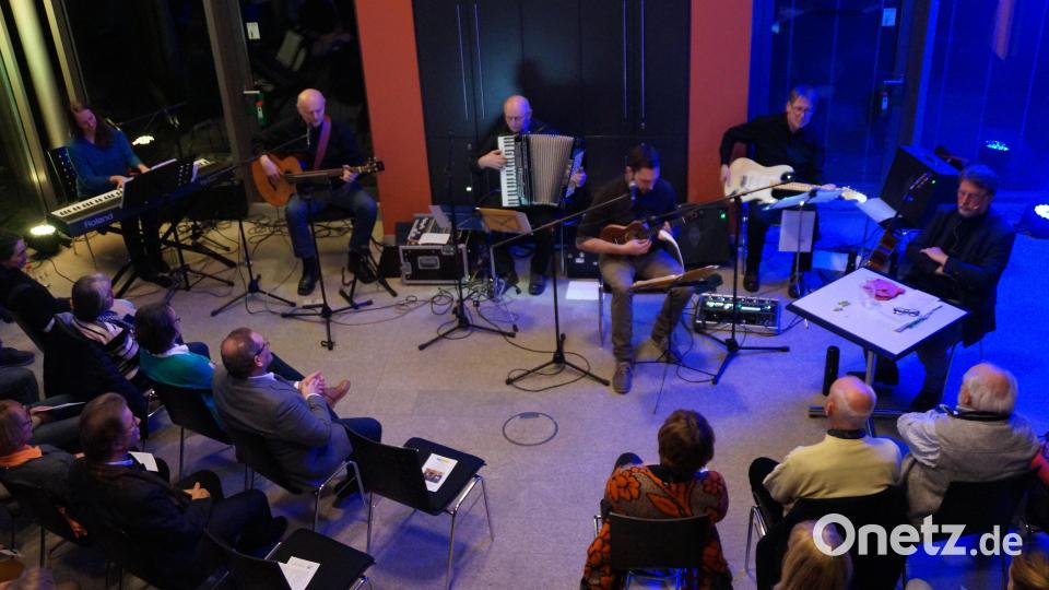 Die Musiker Steffi Heelein, Jürgen Zach, Franz Schöberl, Jörg Maderer und Klaus Götze (von links) begleiteten die Texte, die Rezitator Karl Stumpfi (rechts) vortrug. Bild: wel