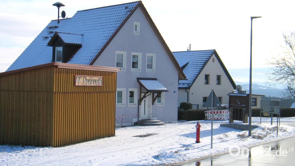 Die Westseite der Fassade des Feuerwehrgerätehauses wird saniert, die Eingangstür ausgetauscht und es bekommt einen neuen, etwas dunkleren Anstrich. Bild: bkr