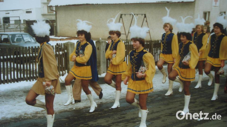 Die Faschingsprinzen Blau-Gelb hält die über 70-jährige Tradition des Schnaittenbacher Faschingszugs mit anschließender Straßenparty hoch. Auf dem Bild zeigt die Faschingsgarde von 1979. Archivbild: Faschingsgesellschaft Schnaittenbach/exb