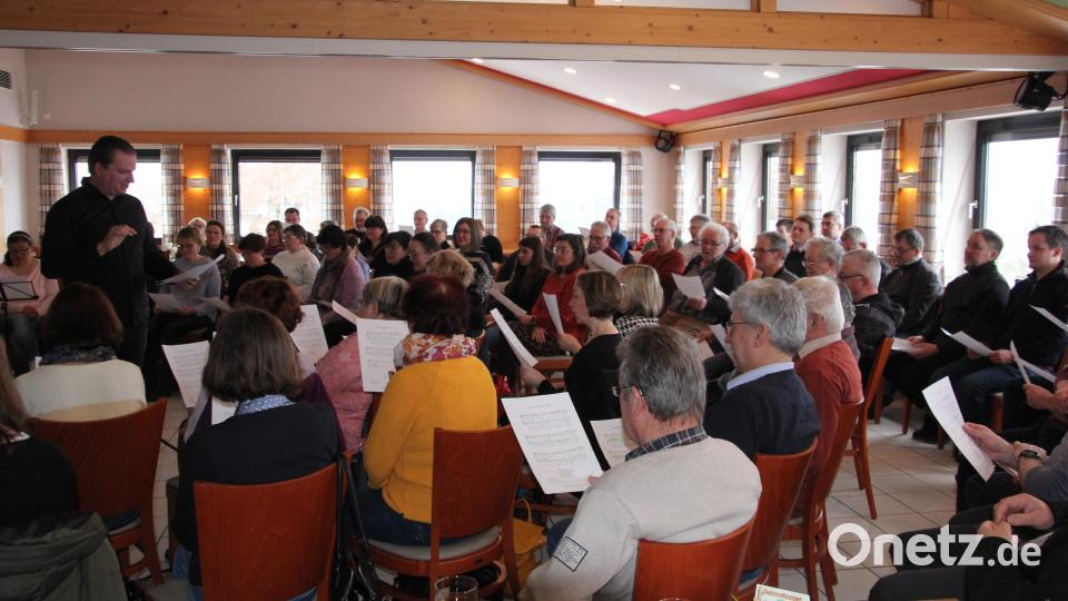 Rund fünf Stunden wurde beim Chortag in der Petersklause in Großbüchlberg gesungen. Bild: kro