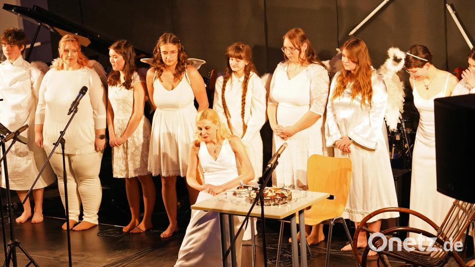 Auf der Bühne der FOS/BOS Weiden geht es weihnachtlich zu. Die als Engel verkleideten Schüler singen im Himmel Weihnachtslieder. Bild: Lüftl