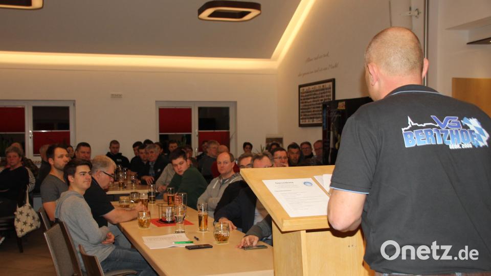 Zahlreiche Vereinsmitglieder verfolgten mit Interesse den Jahresbericht des Vorsitzenden Wunibald Zwack (am Pult). Bild: Fröhlich/exb