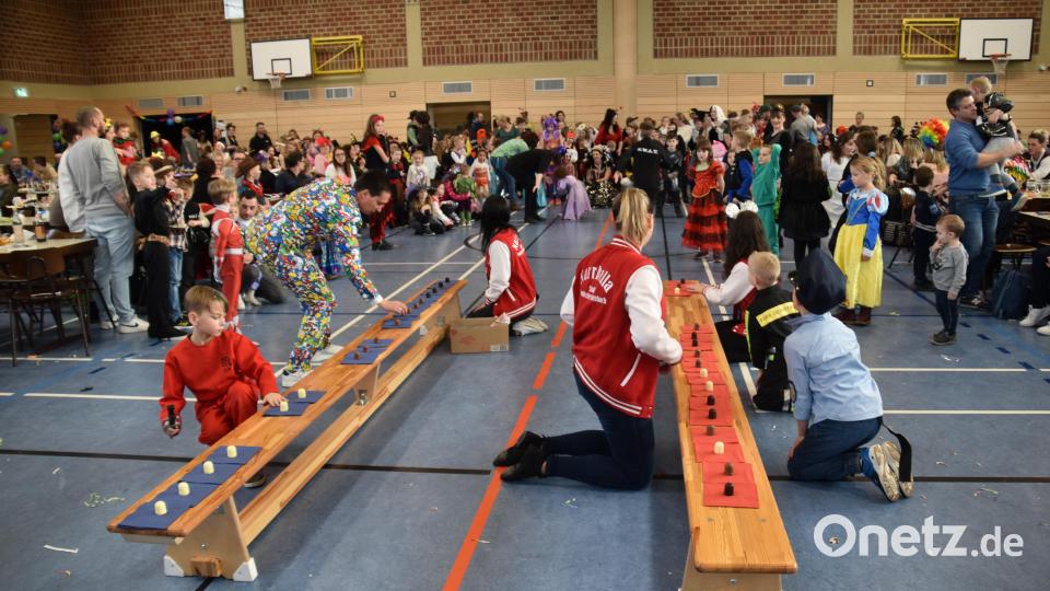Beim Schokokuss-Wettessen waren Geschick und Schnelligkeit gefragt. Bild: wrm