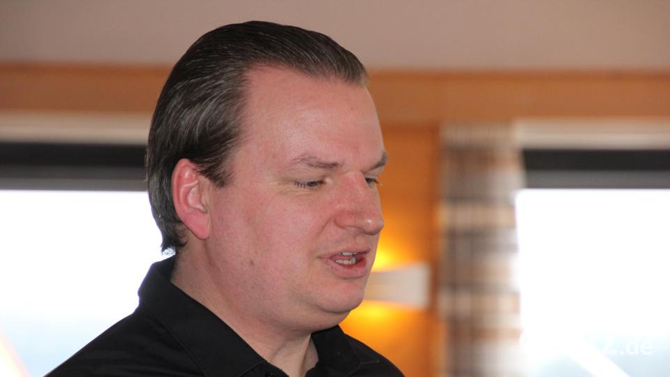 Der 41jährige Musikpädagoge Timm Wisura verstand es, die Sänger und Sängerinnen zu begeistern. Bild: kro