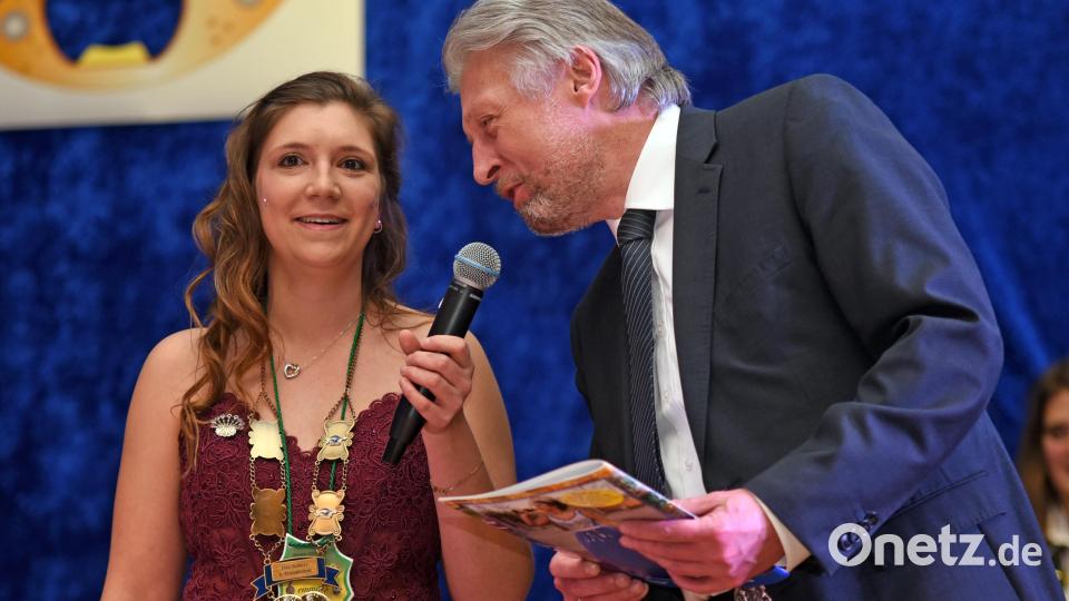 Präsidentin Lisa Gebert überreicht Bürgermeister Lothar Müller das erste Exemplar der diesjährigen Ausgabe der Plößberger Närrischen Nachrichten. Bild: gb