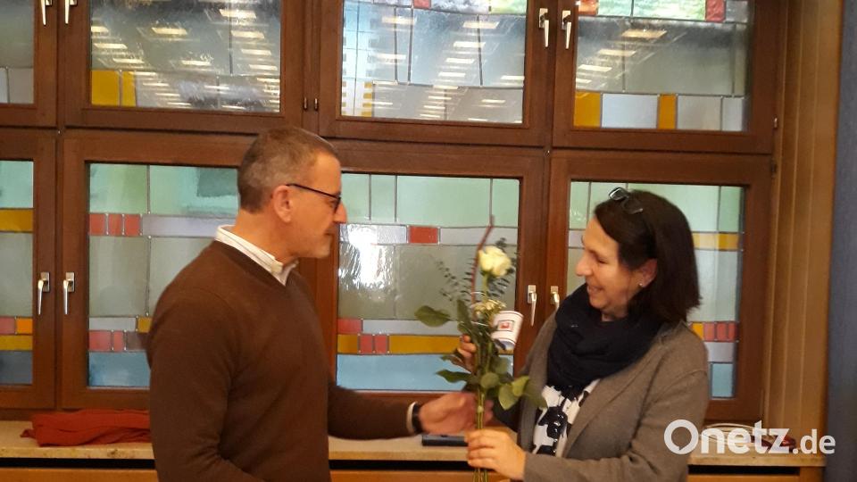 Mit Präsenten dankte Geistlicher Beirat Dr. Thomas Vogl der aus dem Vorstand ausgeschiedenen Cordula Heinzl für ihre Arbeit. Bild: Katholischer Frauenbund/exb