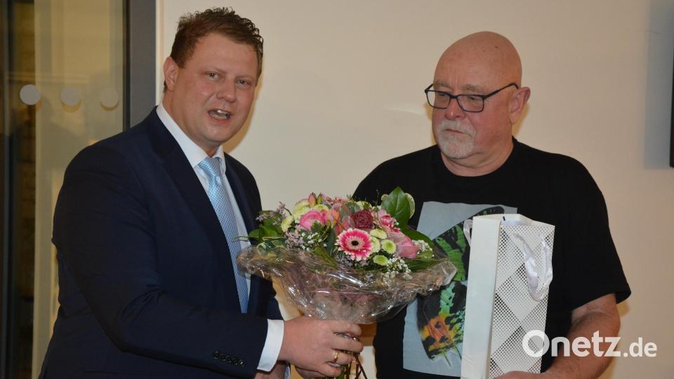 Bürgermeister Stefan Grillmeier (links) dankte Manfred Ströhle für seine Ausstellung „Was kreucht und fleucht“ im Museum Mitterteich. Bild: jr