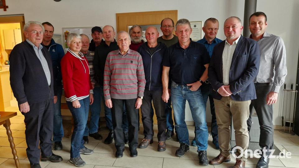 Der Rassegeflügelzuchtverein Schnaittenbach-Hirschau wählt einen neuen Vorstand (von links): Ringverteiler Max Heindl, Schriftführer Wolfgang Freitag, Zweite Kassenverwalterin Marion Lindner, Beisitzer Erwin Singer, Beisitzer Sigi Söllner, Jugendleiter Peter Heindl, Taubenzuchtwart Elmar Kral, Beisitzer Richard Schwärzer, Ziergeflügelzuchtwart Hans Heindl, Beisitzer Helmut Hermann, Kassier Roland Lindner, Zweiter Vorsitzender Anton Luber, Vorsitzender Gerhard Heindl und stellvertretender Bürgermeister Uwe Bergmann. Bild: ads