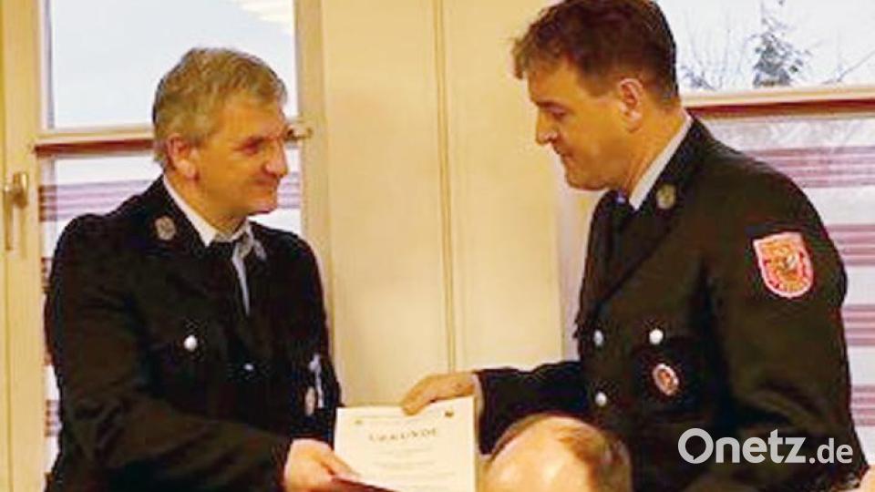 Für 25 Jahre Treue dankt Gerd Miederer (rechts), Vorsitzender der Feuerwehr Neunkirchen, Roland Hoffmann. Weiterhin geehrt wurden Günter Jahreis und Josef Gebhardt. Da sie nicht anwesend sein konnten, wird ihnen die Urkunde nachgereicht. Bild: Feuerwehr Neunkirchen