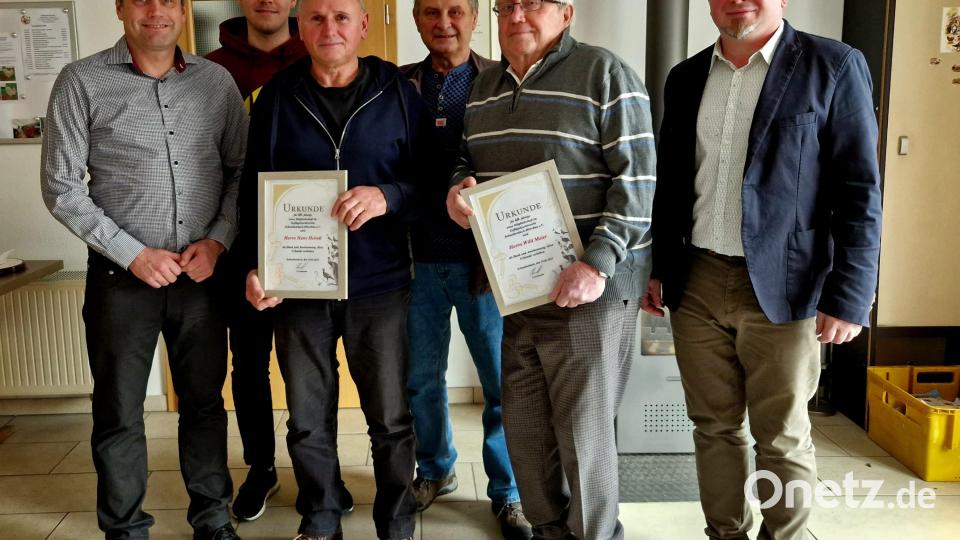 Stellvertretender Bürgermeister von Schnaittenbach Uwe Bergmann (l.) gratulierte den Vereinsjubilaren des Rassegeflügelzuchtvereins Schnaittenbach-Hirschau Andreas Lang, Hans Heindl, Franz Pausch und Willi Meier 
(v.l.), die der Vorstand Gerhard Heindl (r.) vorher geehrt hatte. Bild: ads