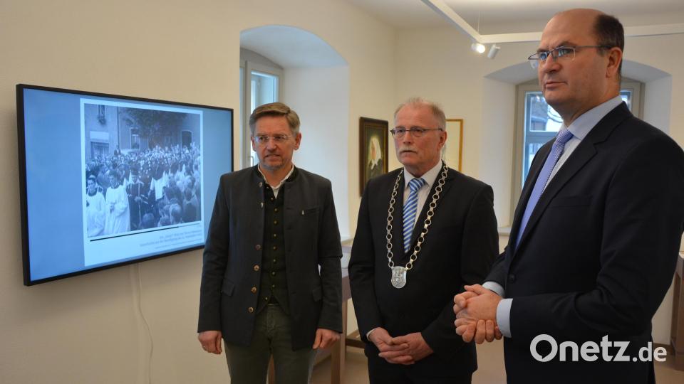 Bürgermeister Max Bindl (Mitte) führte Bayerns Finanz- und Heimatminister Albert Füracker (rechts) durch das Theres-Neumann-Museum. Mit dabei war MdL Tobias Reiß. Bild: jr