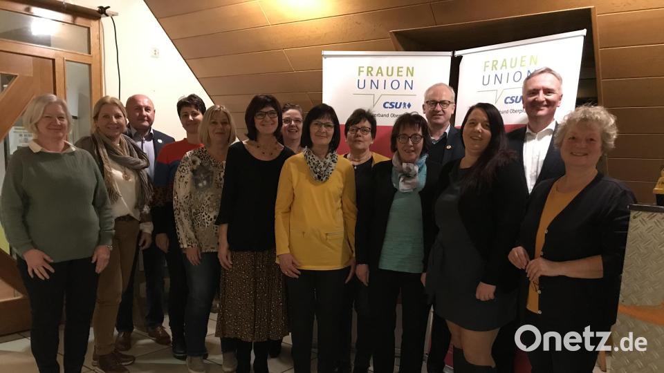 Einen neuen Vorstand wählt die Frauen-Union Hahnbach. FU-Kreisvorsitzende Renate Amrein (links), Bürgermeister Bernhard Lindner (Vierter von rechts) und CSU-Kreisvorsitzender Harald Schwartz (Zweiter von rechts) gratulieren. Bild: mma