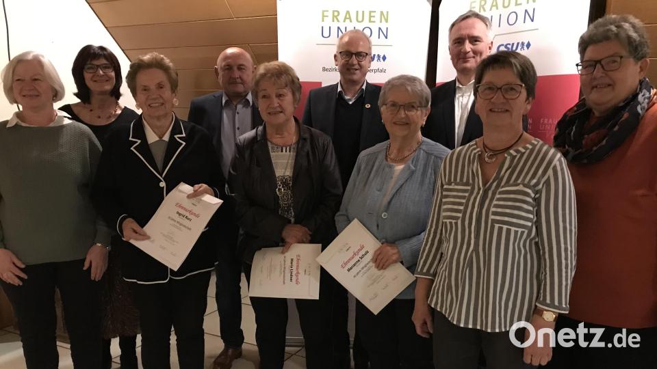 Für 50 Jahre Treue zur FU wird Inge Kurz geehrt, für 40 Jahre Maria Lindner und Marianne Schulz (Mitte, von links). Dank gilt Lise Wittkowski (Zweite von rechts) und Gerlinde Graf (rechts) für ihre jahrelange Arbeit. Bild: mma