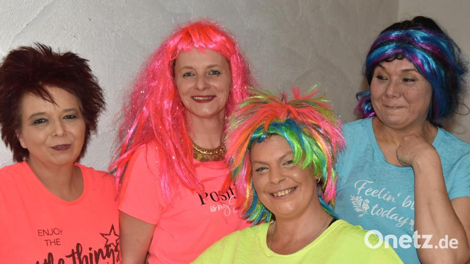 Beim Maskenball sind alle gut gelaunt. Bild: hcz