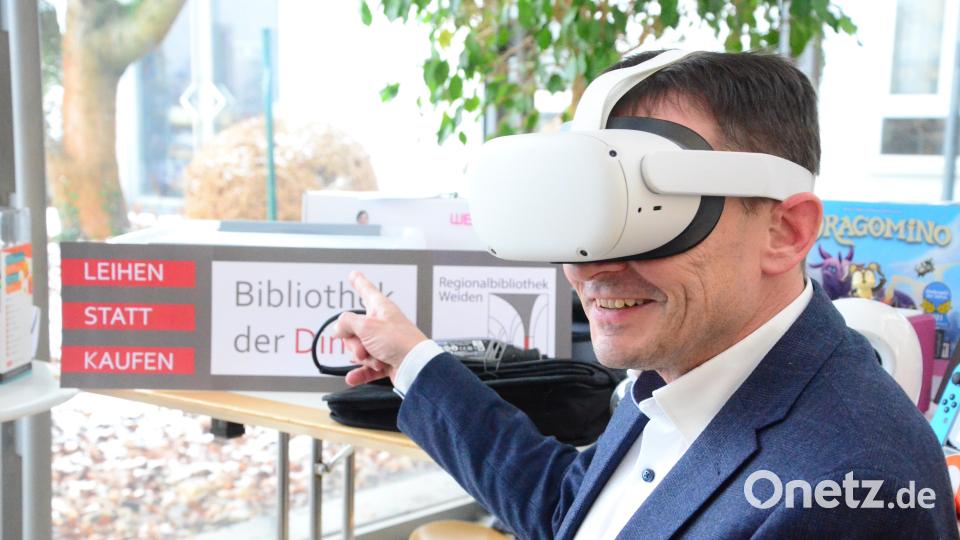 Oberbürgermeister Jens Meyer würde gerne mithilfe einer VR-Brille noch nie dagewesenes Abenteuer erleben. Auch dieses Utensil ist Teil der Ausleihe. Bild: Kunz