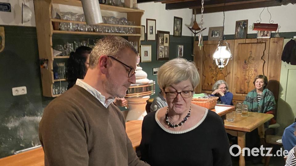 Gudrun Sirtl bekam von Pfarrer Vogl eine Ehrennadel in Silber für ihren Einsatz als Caritas-Sammlerin. Bild: Markus Scharnagl/exb