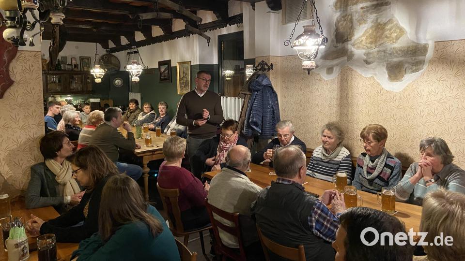 Zu einem gemeinsamen Abend für ehrenamtlichen Helfer in vielen Bereichen der Pfarrei Waldsassen hatte Stadtpfarrer Dr. Thomas Vogl (stehend) in die Zoiglstube &quot;Zum Sprea&#039;n&quot; eingeladen. Bild: Markus Scharnagl/exb