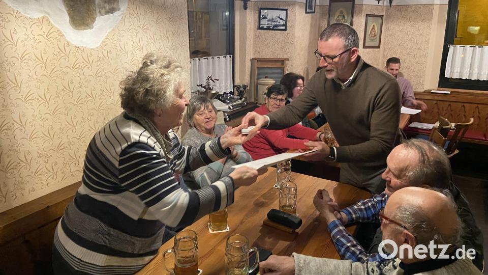 Ingrid Vogl bekam ist seit über 40 Jahren Caritas-Sammlerin und erhielt dafür die Gold-Nadel von Pfarrer Vogl überreicht. Bild: Markus Scharnagl/exb