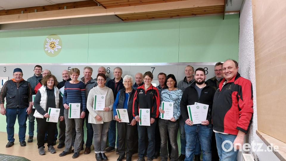 Für ein Gruppenfoto kamen alle Sieger zusammen. Bild: Schützenverein Siegritz/exb