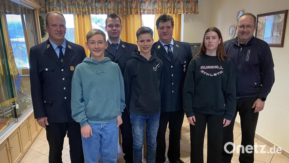 Neu dienstverpflichtet wurden (von links) Louis Kraus, Korbinian Götz und Hannah Liebl. Bild: Josef Glas