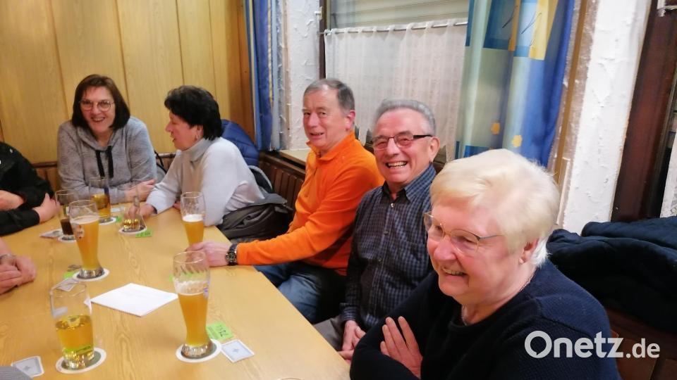 Eine gute Stimmung herrschte bei einem Taubenmarkt im ATS-Heim. Bild: Klaus Schuller/exb