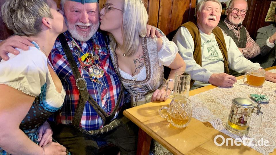 Zwei Küsschen von zwei Zoiglprinzessinnen für Zoiglfaschingsprinz Bernhard. Bild: Gabi Schönberger