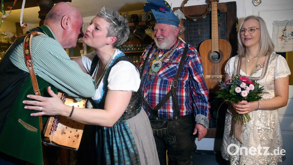 Küsschen und Orden für Musiker Heinz Deisinger Bild: Gabi Schönberger