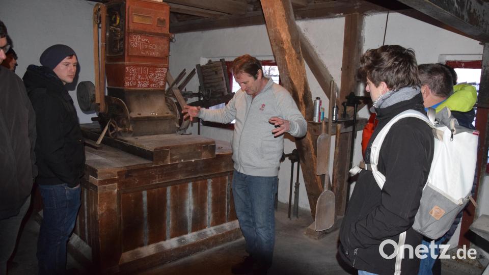 Die Schrotmühle, über 100 Jahre alt, arbeitet immer noch bestens, erklärt der Braumeister Arne Luchner den Teilnehmern an der OM-Veranstaltung. Bild: fz