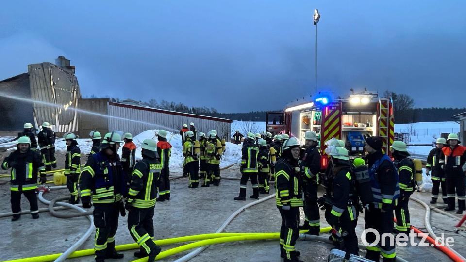 In Edelsfeld hat am Freitag der Hackschnitzelbunker eines mittelständischen Unternehmens gebrannt. Dutzende Helfer waren im Einsatz. Bild: lei