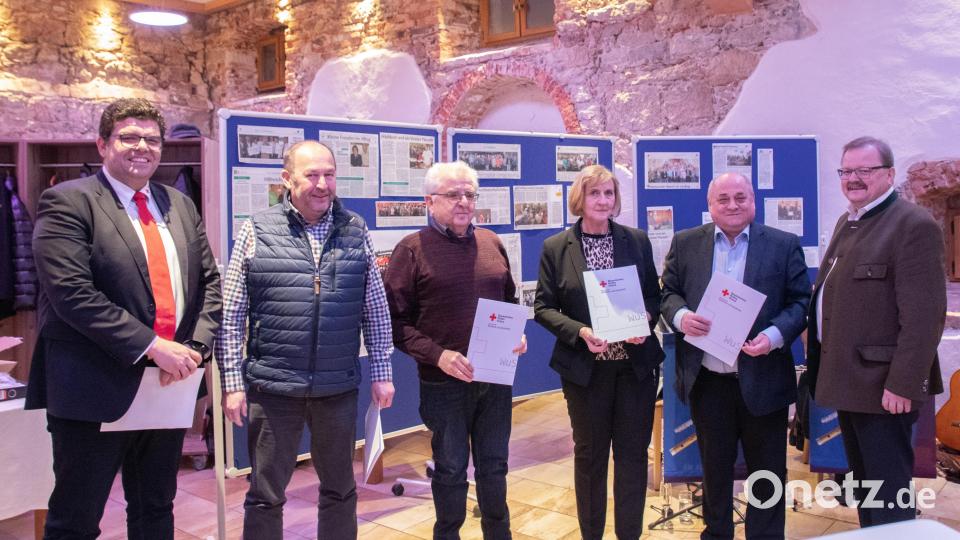 Die Geehrten für zehn Jahre Zugehörigkeit zur Nachbarschaftshilfe Bärnau. Bild: Susanne Forster