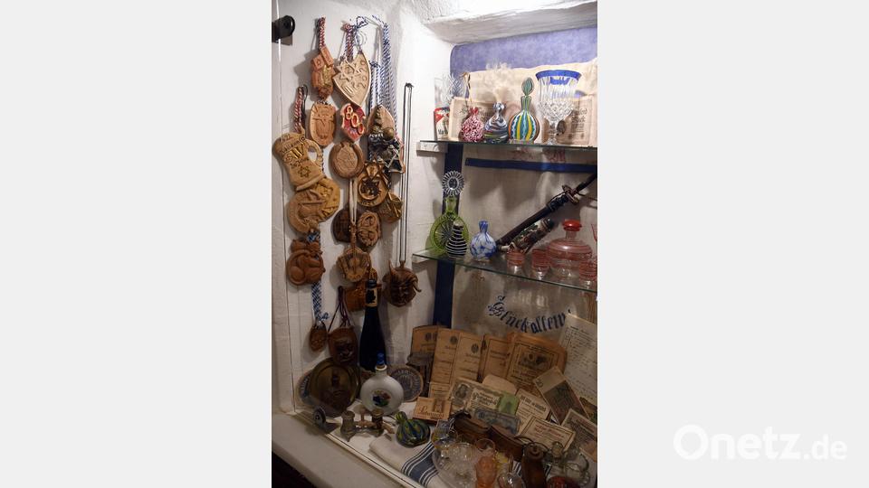 Beim Waldhauser hängen fast alle von Alfons Kistenpfennig handgeschnitzten Orden der vergangenen 20 Jahre. Bild: Gabi Schönberger